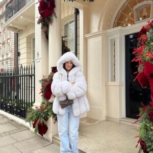 Langer Mantel mit Kapuze und geraden Reihen