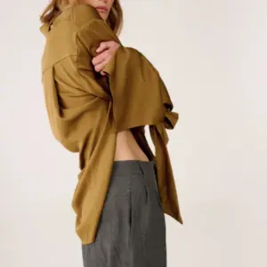 Gekürztes, drapiertes Hemd