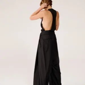 MATERIAL Tief ausgeschnittenes Rückenteil