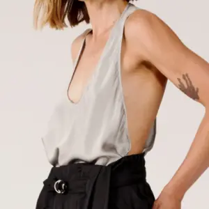 MATERIAL Tief ausgeschnittenes Rückenteil