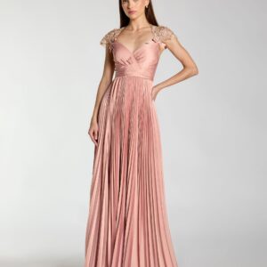 Rosa plissiertes Charmeuse-Kleid mit verzierten Flügelärmeln