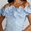 Blaues, schulterfreies Kleid mit 3D-Blumenapplikationen